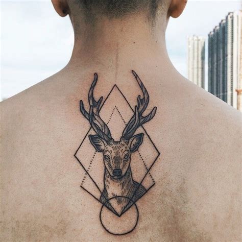 Tatuagens masculinas nas costas: 65 fotos e dicas。